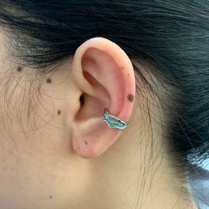 Boucles d'oreilles uniques sans piercing, Boucles d'oreilles texturées en argent sterling, Créoles en émail, Manchette fine en forme de conque, Boucles d'oreilles Huggie pour femme