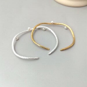 Perlen-Manschettenarmband, gewellter Sterlingsilber-Armreif, Goldmanschette, dünner Armreif für Hochzeit, weißer Perlen-Armreif, Stapeln-Armband für Frauen