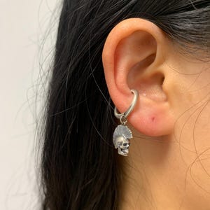 Skull Dangle Ear Cuff no Piercing,Gothic Conch Cartilage Earring For Men,Skull Cuff Warp Drop Earrings,Mortality Earrings,Christmas Gifts
