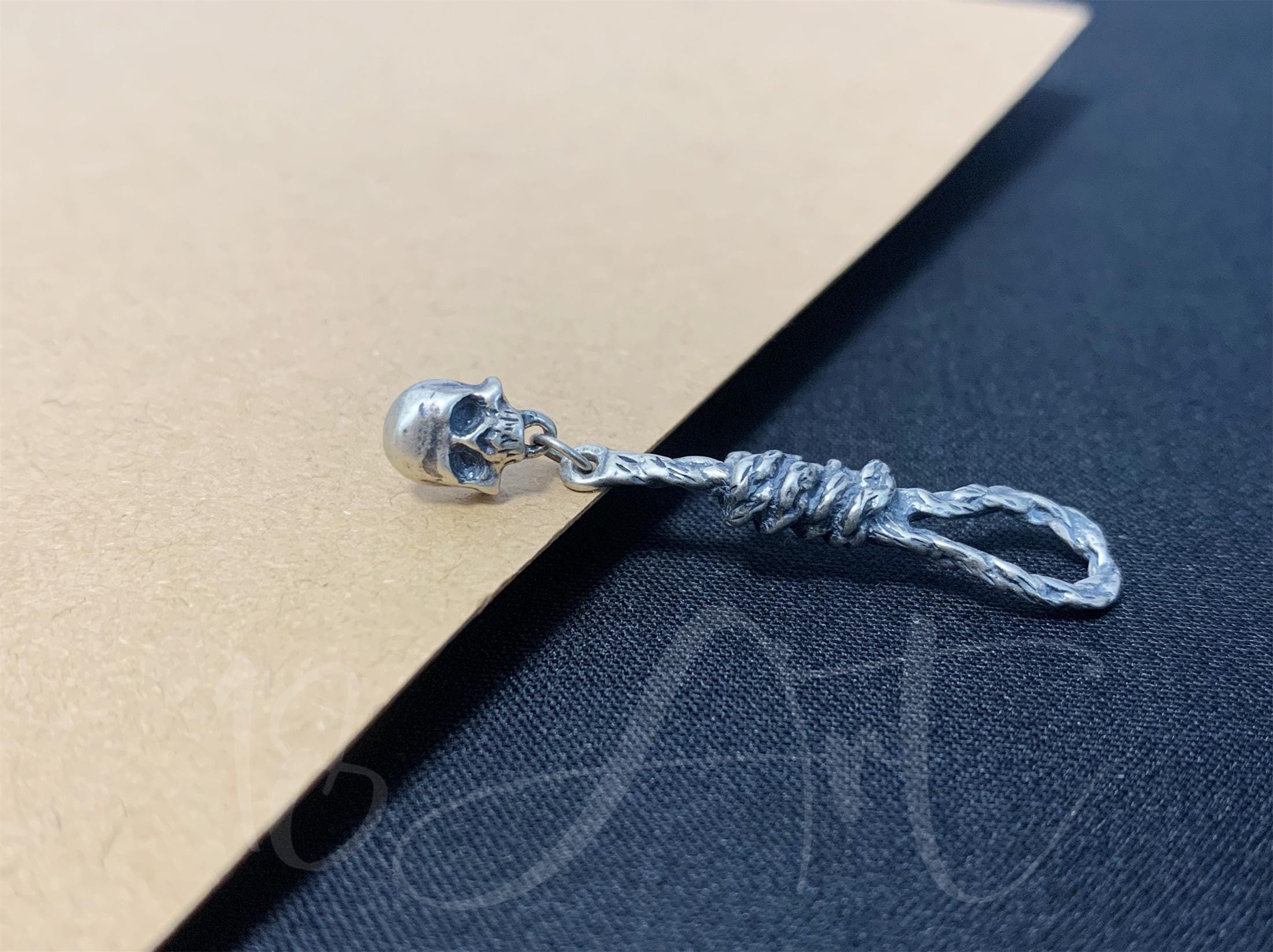 Orecchini pendenti con teschio in argento, stile rocker goth punk
