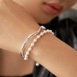 Perlen Manschette Armband, Sterling Silber Manschette Armreif, gewellt Manschette Armband, dünne Armreif für Hochzeit, Stapeln Süßwasser Perle Armreif, Geschenk für sie