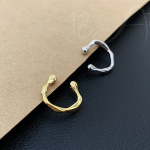 Ear Cuff in argento sterling, Ear Cuff senza piercing, Ear Cuff sottile, Orecchini singoli, Orecchini con cartilagine, Ear Cuff con conchiglia dorata