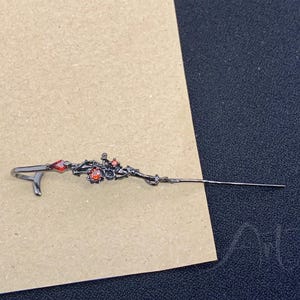 Boucle d'oreille épingle d'oreille fleur rose noire, boucles d'oreilles crochet sur chenilles, épingle d'oreille en argent sterling, cartilage piercing grimpeur, cadeaux cool gothiques unisexes