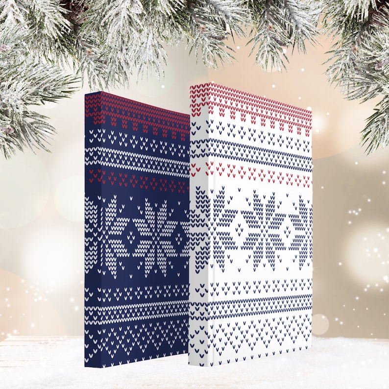 Pu&ograve; includere: Due rotoli di carta da regalo con motivo blu e bianco con un design a fiocco di neve rosso. La carta &egrave; piegata e in piedi su una superficie bianca.