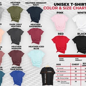 Puede incluir: Tabla de tallas de camiseta unisex con opciones de color. La tabla muestra diferentes colores de camisetas, incluyendo gris deportivo, oliva jaspeado, azul marino jaspeado, melocot&oacute;n jaspeado, gris oscuro jaspeado, frambuesa jaspeado, malva jaspeado, azul oscuro jaspeado, granate jaspeado, azul real jaspeado y azul helado jaspeado. La tabla tambi&eacute;n incluye una gu&iacute;a de tallas con medidas de pecho, largo del cuerpo y pecho a la talla en pulgadas.