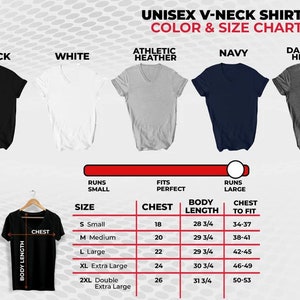 Puede incluir: Tabla de tallas para una camiseta unisex de cuello en V con cinco opciones de color: negro, blanco, gris deportivo, azul marino y gris oscuro jaspeado. La tabla muestra las medidas del pecho en pulgadas, la longitud del cuerpo en pulgadas y el pecho para ajustar en pulgadas.