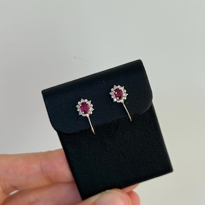 Ruby Diamond clip-on oorbellen van Pt900-platina, fijne Japanse vintage, Solitaire Ruby & Diamond Halo, comfortabele schroefsluiting, geen piercing