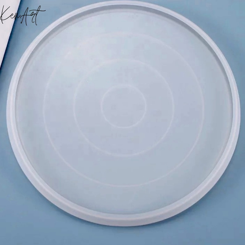 Pu&ograve; includere: Stampo in silicone rotondo bianco con tre cerchi concentrici al centro. Lo stampo &egrave; progettato per progetti di arte in resina.