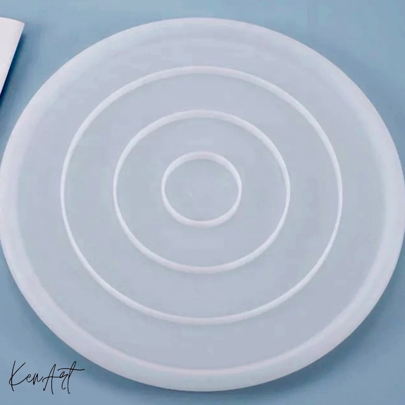Pu&ograve; includere: Stampo in silicone bianco con tre cerchi concentrici, perfetto per creare sottobicchieri in resina o altri oggetti artigianali.