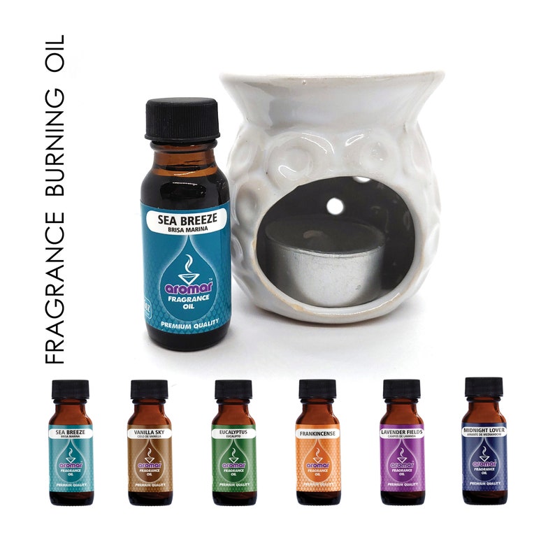 Peut inclure: Un br&ucirc;leur &agrave; huile en c&eacute;ramique blanche avec une ouverture ronde pour une bougie chauffe-plat et une petite bouteille d'huile essentielle &eacute;tiquet&eacute;e "Sea Breeze Brisa Marina" avec la marque "aromar".