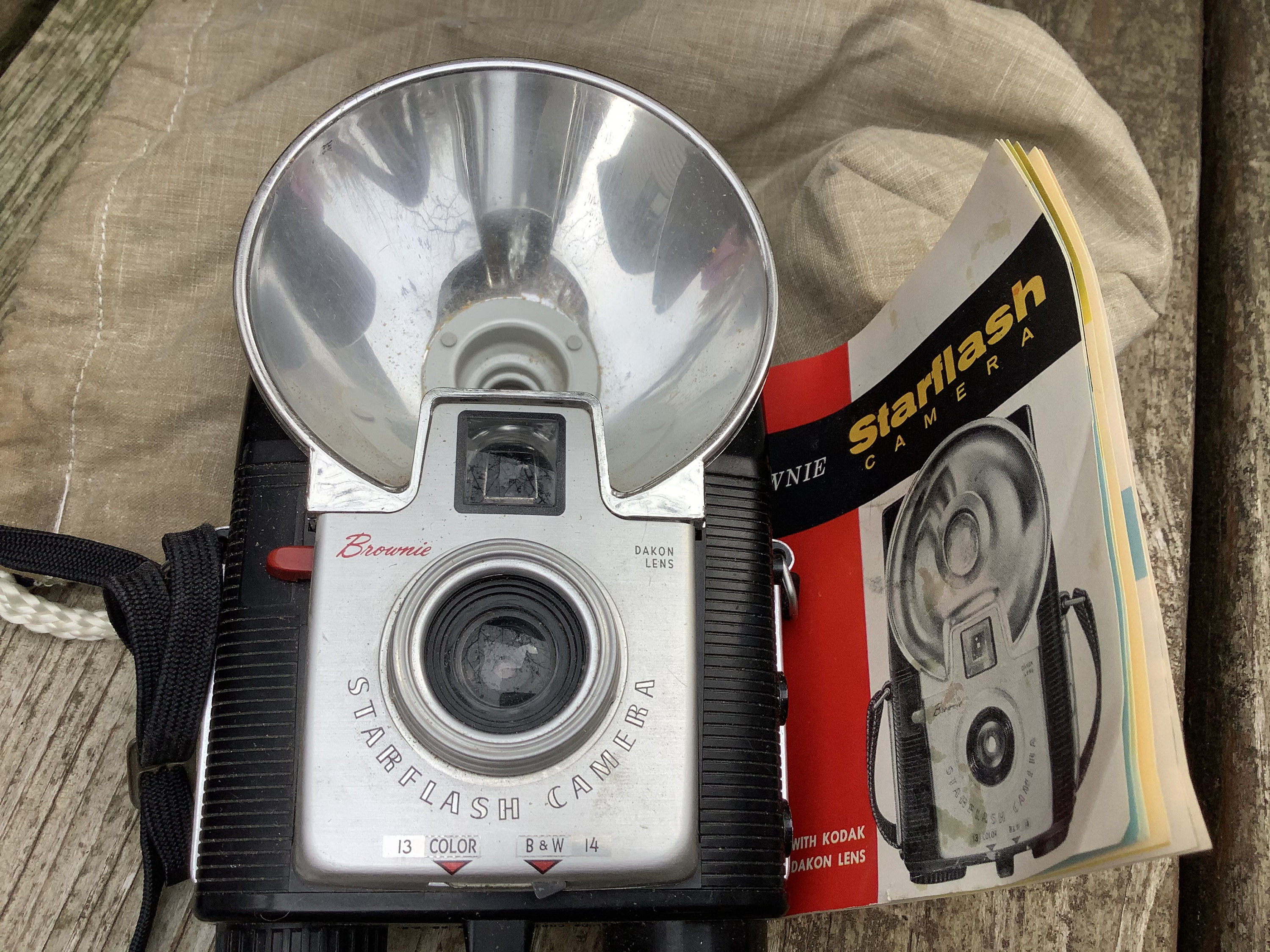 Kodak BROWNIE STARFLASH CAMERA Folding 127 Rollfilm beige + Ta. leather case