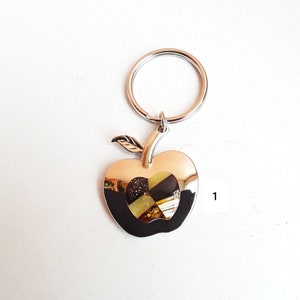 琥珀のモザイクで飾られた金属製のキーチェーン リンゴ、宝石バルト海産琥珀のリンゴのキーリング 教師用キーチェーン、住宅所有者、新しい車のキーアクセサリー