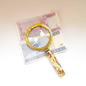 Magnifying glass for reading, Decorative handheld loupe magnifier with amber handle, Magnifying loupe, Reading assistance, Magnifying lens.