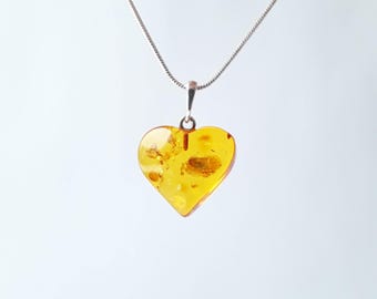 様々な色合いの天然琥珀と925シルバーで作られたロマンチックなハート