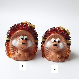 Handgemaakt beeldje van een egel van Baltisch barnsteen: kleine keramische sculptuur