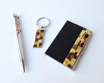Ensemble cadeau stylo, porte-clés et porte-cartes de visite décoré de mosaïque ambre.