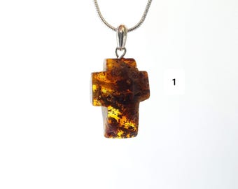 Colgante de cruz de ámbar báltico: Piedra preciosa color coñac, cadena de plata.