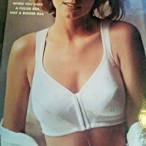 Könnte beinhalten: Ein weißer BH mit Frontverschluss und einem Slogan, der lautet: "Wenn Sie einen volleren BH brauchen, nicht einen größeren BH."