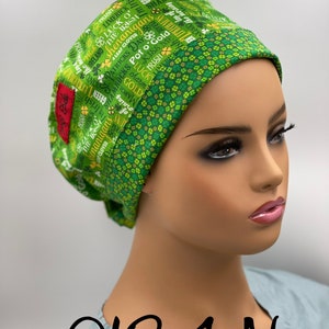 Puede incluir:  gorro de quir&oacute;fano verde y dorado con un patr&oacute;n de tr&eacute;bol y texto que dice "Luck o' the Irish", "Pot o' Gold", "St. Patrick's Day", y m&aacute;s.
