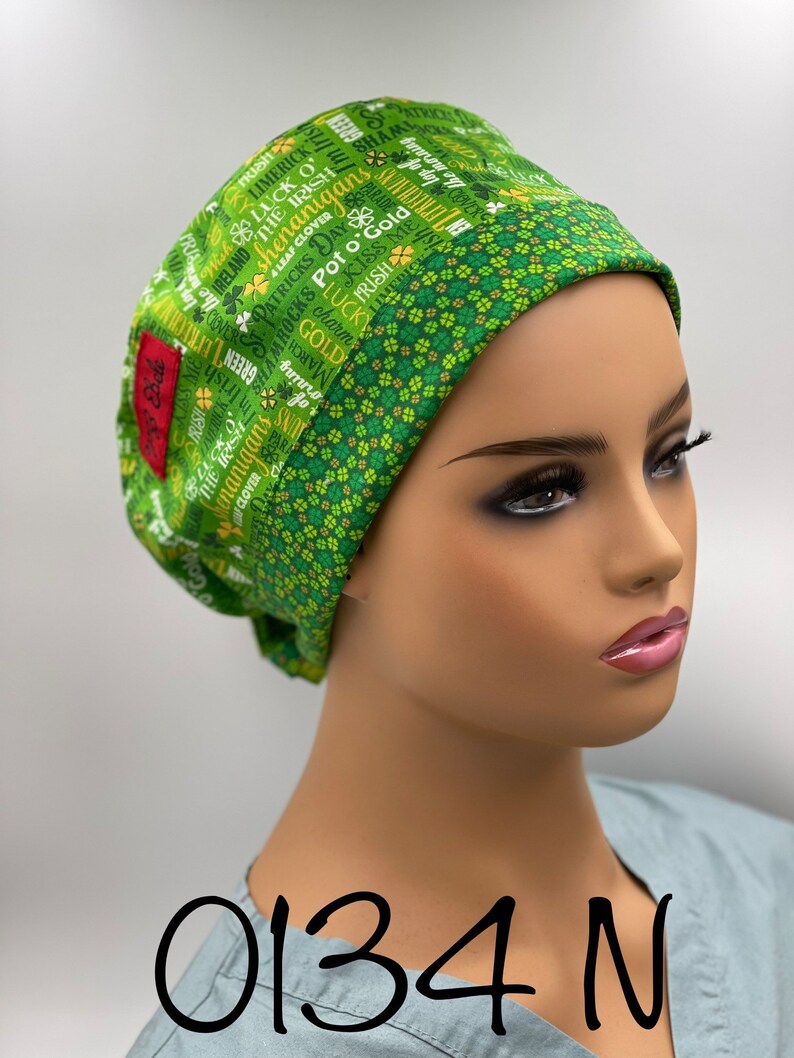 Puede incluir:  gorro de quir&oacute;fano verde y dorado con un patr&oacute;n de tr&eacute;bol y texto que dice "Luck o' the Irish", "Pot o' Gold", "St. Patrick's Day", y m&aacute;s.