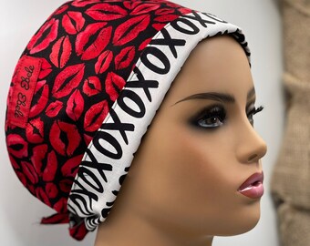 ¡Besa mis labios! ¡Labios al rojo vivo, besos al rojo vivo! Gorros médicos de San Valentín. Besa y cuenta a los gorros médicos. Atar.