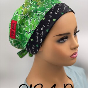 Puede incluir:  gorro de quir&oacute;fano verde y negro con un patr&oacute;n de tr&eacute;bol y el texto "Luck of the Irish's Day, Luck of the Irish, Happy St. Patrick's Day, Luck of the Irish" en la banda negra.