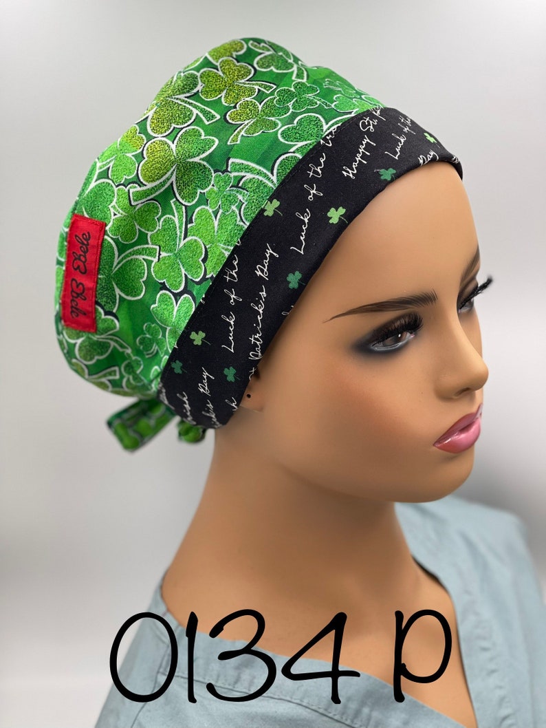Puede incluir:  gorro de quir&oacute;fano verde y negro con un patr&oacute;n de tr&eacute;bol y el texto "Luck of the Irish's Day, Luck of the Irish, Happy St. Patrick's Day, Luck of the Irish" en la banda negra.