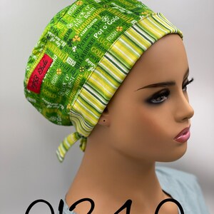 Puede incluir:  gorro de quir&oacute;fano a rayas verdes y amarillas con un estampado de tr&eacute;bol verde y el texto "Kiss Me I'm Irish" y "Pot o' Gold".