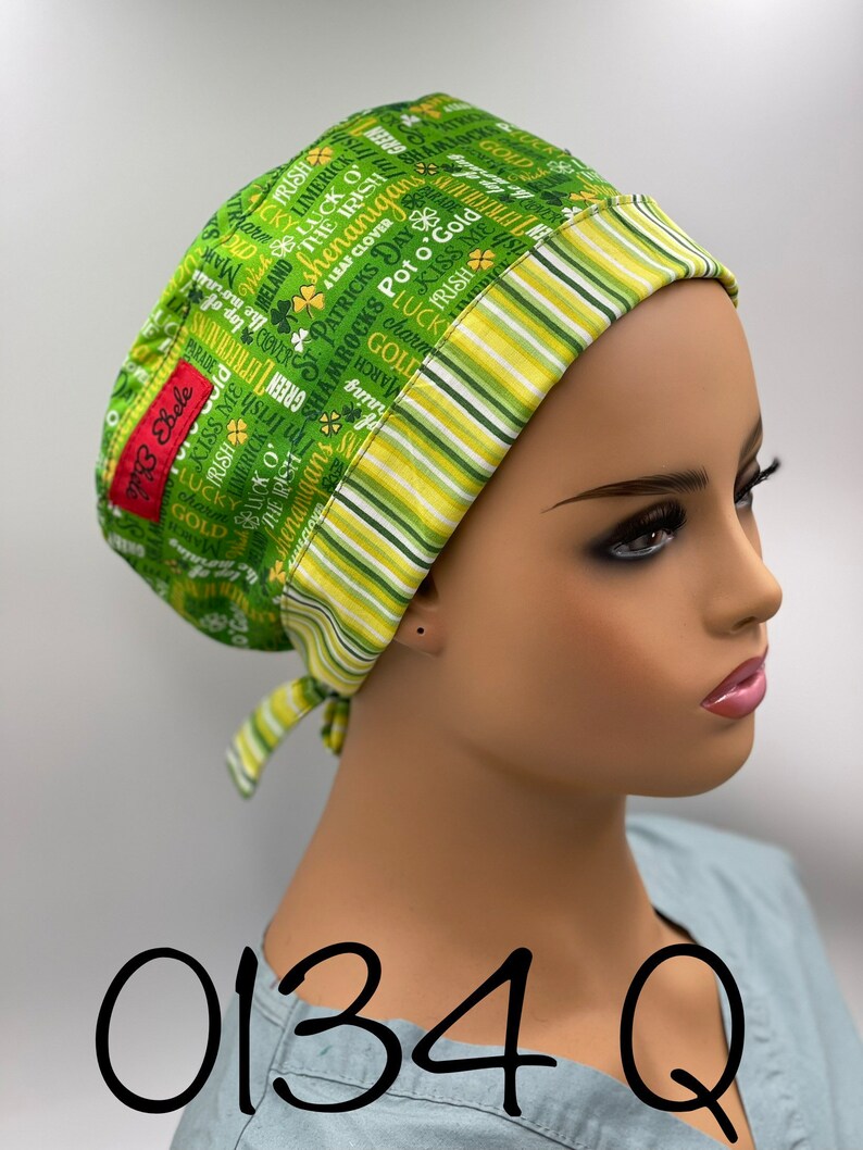 Puede incluir:  gorro de quir&oacute;fano a rayas verdes y amarillas con un estampado de tr&eacute;bol verde y el texto "Kiss Me I'm Irish" y "Pot o' Gold".