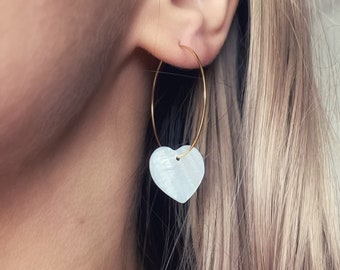 Boucles d’oreilles créoles en acier inoxydable avec les cœurs de coquillages