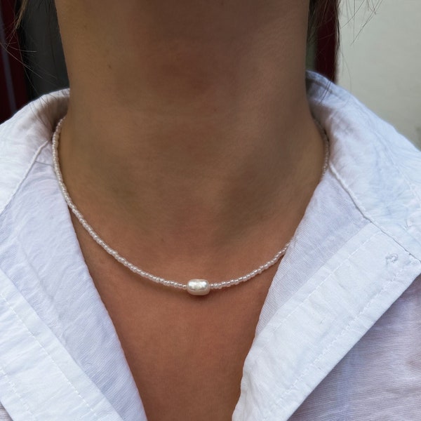Collier court - perles blanc - perles d’eau douce - choker - ras de cou - réglable