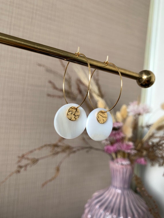 Boucles d’oreilles créoles en acier inoxydable dore avec les nacres