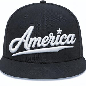 Könnte beinhalten: Schwarze Baseballkappe mit dem Wort "America" in weißer Schrift auf der Vorderseite gestickt. Ein weißer Stern befindet sich über dem "a" in "America". Die Kappe hat einen flachen Schirm und einen Knopf oben.