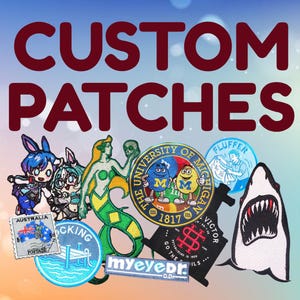 Könnte beinhalten: Eine Sammlung individueller Aufnäher mit verschiedenen Designs, darunter ein Hai, eine Meerjungfrau und ein Universitätslogo. Die Aufnäher weisen leuchtende Farben und detaillierte Stickereien auf, mit dem Text "CUSTOM PATCHES" oben.