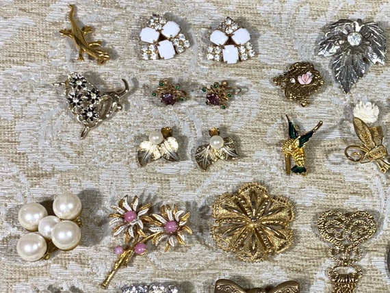 Lot of Vintage Costume Jewelry in a Jeweler’s Sho… - image 5
