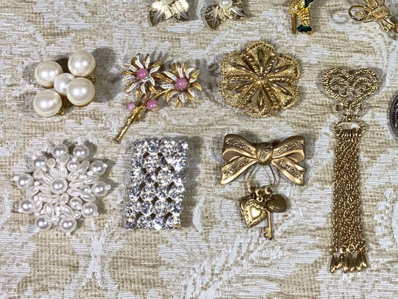 Lot of Vintage Costume Jewelry in a Jeweler’s Sho… - image 7