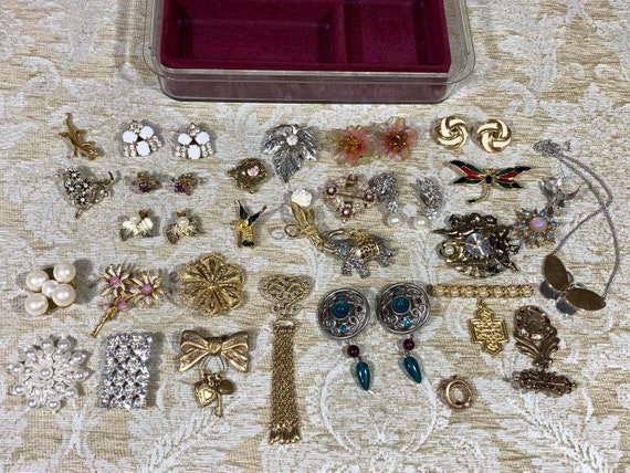 Lot of Vintage Costume Jewelry in a Jeweler’s Sho… - image 4
