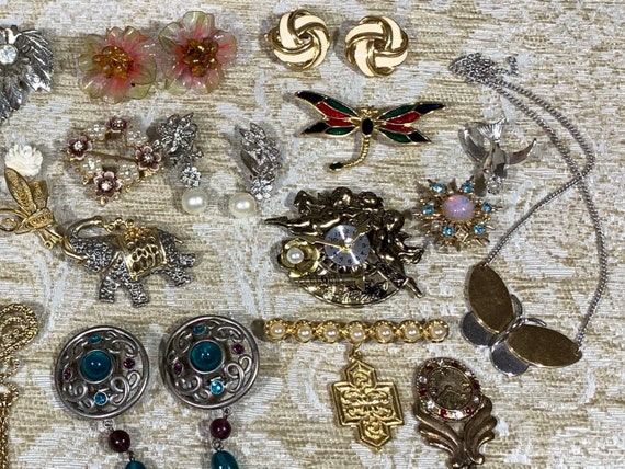 Lot of Vintage Costume Jewelry in a Jeweler’s Sho… - image 6