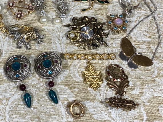 Lot of Vintage Costume Jewelry in a Jeweler’s Sho… - image 8