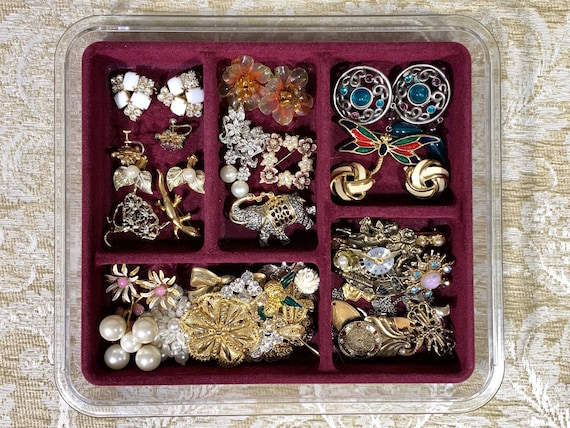 Lot of Vintage Costume Jewelry in a Jeweler’s Sho… - image 3