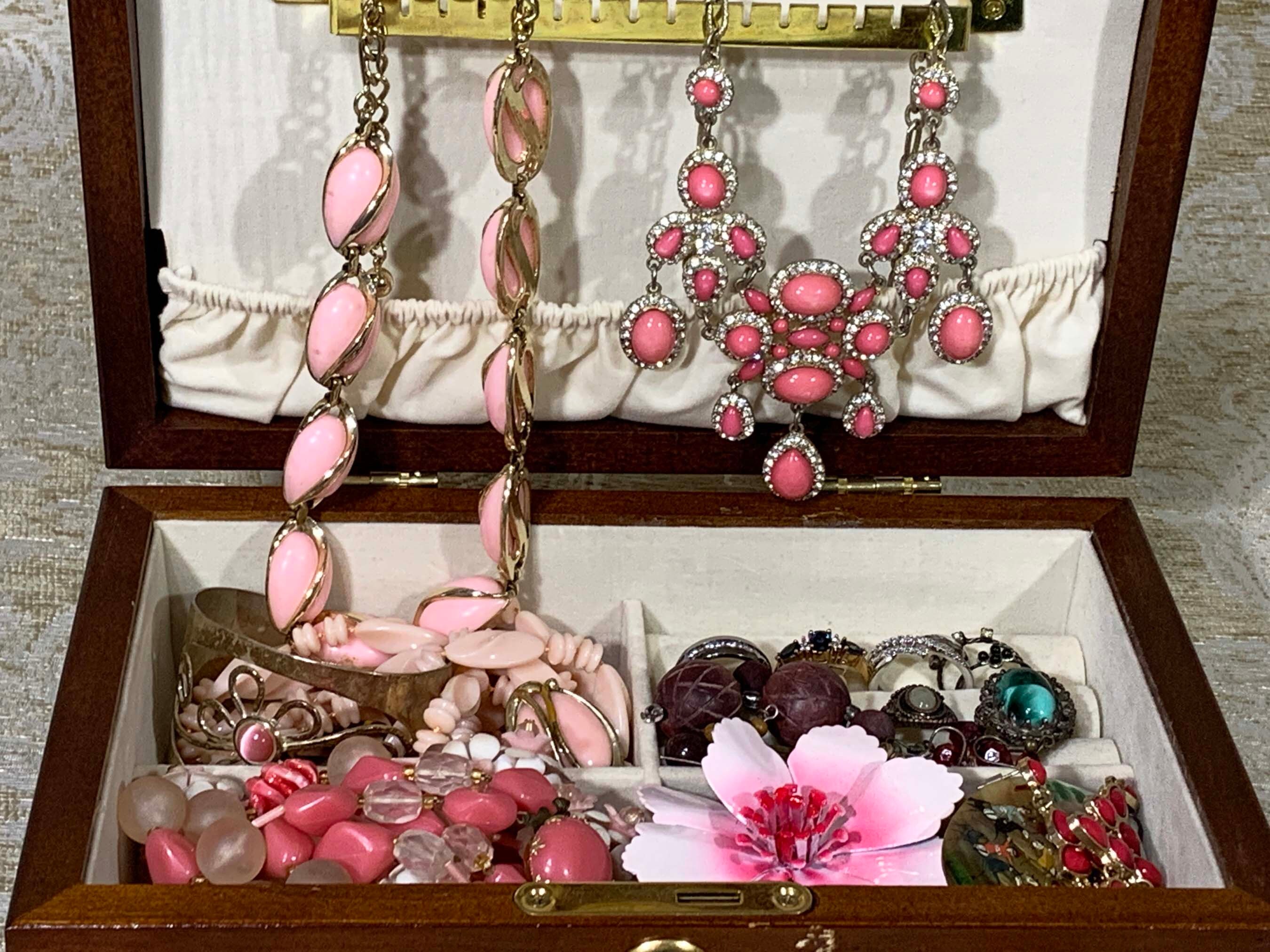 Vintage MELE Jewelry Box With Coordinated Costume Jewelry - Etsy