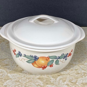 1990s Corelle Coordinates Stoneware 1-1/2 Quart &quot;Abundance&quot; Pattern Casserole Dish with Lid