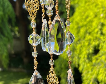 Lampadario acchiappasole in cristallo: decorazione per finestre con accenti dorati