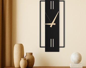 Puede incluir: Un reloj de pared moderno negro con una aguja de hora y minuto de color dorado. El reloj tiene un marco cuadrado con un fondo negro y detalles plateados.