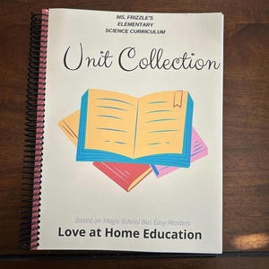 Puede incluir: Un libro encuadernado en espiral titulado "Unit Collection" con una ilustración colorida de una pila de libros. El libro está basado en los Magic School Bus Easy Readers y es para la educación en el hogar.