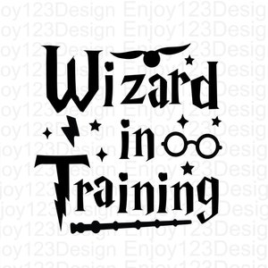 Puede incluir: Diseño gráfico en blanco y negro con el texto "Wizard in Training" con un rayo, un par de gafas y una varita.