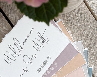 Personalisierte Karte zur Geburt "Willkommen auf der Welt" - im Format DIN A6 | verschiedene Farben, mit Büttenrand | Baby, Geburt, Geschenk
