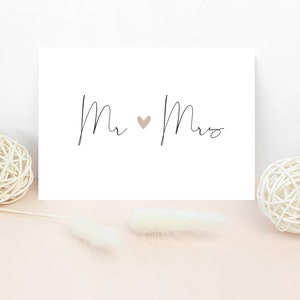 Postal "Mr & Mrs" desde el corazón - en formato apaisado DIN A6 | Gris oscuro/Rosa viejo | Tarjeta de felicitación, papelería, boda, compromiso, amor, pareja.
