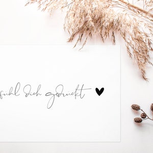 Postkarte "fühl dich gedrückt" von Herzen - im Format DIN A6 | Weiß/Grau | Grußkarte, Papeterie