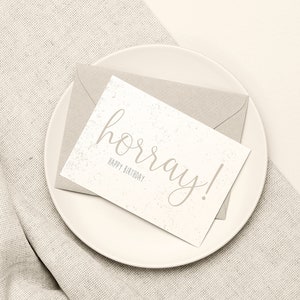 Postkarte "hooray! HAPPY BIRTHDAY" - im Format DIN A6 | Beige/Grau | Geburtstag, Grußkarte, Papeterie